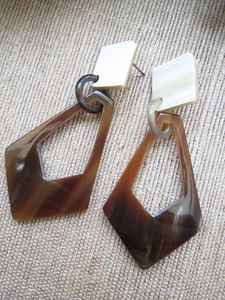 Pendientes largos de color negro y multicolor diseñados por el fabricante con pasador de cuerno natural, joyería de boda de alta calidad a la venta - Product Image 3