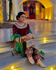 ชุดสلوارคามีซผ้ากำมะหยี่คุณภาพสูง ดีไซน์ทันสมัย พร้อมผ้าคลุมไหล่ผ้าจอร์เจตต์ปักลายอย่างดี เหมาะสำหรับงานปาร์ตี้และงานอีเว้นท์ต่างๆ - Product Image 4