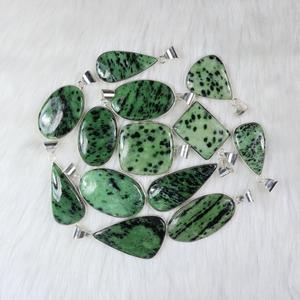 Bijoux pendentifs en pierres précieuses zoisite vert naturel Bijoux pendentifs en pierres précieuses en gros de belle qualité - Product Image 4