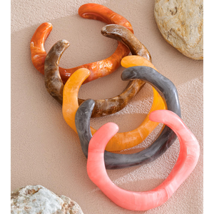 CRAFTS HUB สินค้ามาใหม่ กำไลข้อมือเรซิ่นหลากสี ดีไซน์เกลียว ทรงวินเทจ กันน้ำ - Product Image 2