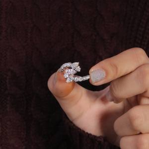 Bague de fiançailles en or massif 14 carats avec moissanite taille poire et marquise de 1,92 carats, certifiée IGI, conçue sur mesure pour femme - Product Image 2