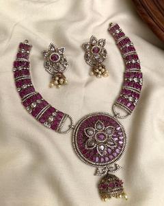 Conjunto de collar de diamantes de circón de moda de diseñador con pendientes acabado plateado con aspecto de piedra plateada para boda para mujer - Product Image 2