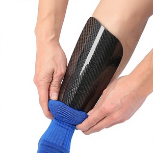 Protections de tibia de football professionnelles en fibre de carbone et polyester personnalisées, légères, modèle FU7-874565, ajustement universel - Product Image 1
