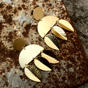 Boucles d'oreilles en laiton plaqué or 18 carats, vente chaude, simples et élégantes, en forme de feuille, pendantes, pour femmes, pour les fêtes, cadeaux, bijoux fins et brillants - Product Image 1