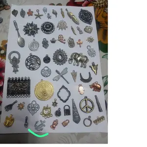 Özel yapılmış metal takılar ve kolye takı tasarımcıları, dergi yapımcıları ve boncuk mağazaları satış için çeşitli tasarımlar