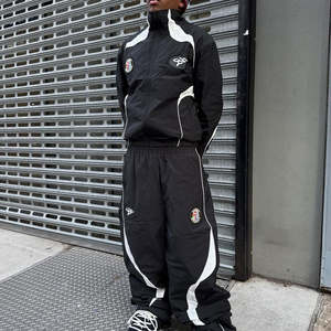 Conjunto de Chaqueta y Pantalones Deportivos de Dos Piezas con Capucha y Logotipo Personalizado, Ligeros, Resistentes al Viento, de Poliéster - Product Image 4