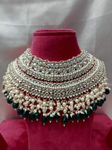 Conjunto de Collar Gargantilla Étnico de Aleación Chapado en Oro con Piedras de Esmalte Verde y Detalles de Perlas, Pendientes a Juego para Regalo de Aniversario - Product Image 3