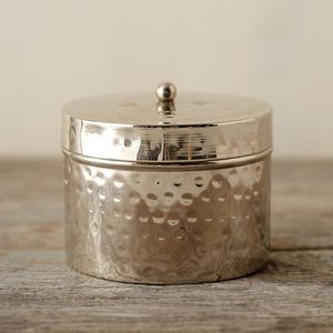 Boîte à bonbons moderne en métal avec finition antique pour offrir des chocolats aux fruits secs et la collection Mithai - Product Image 4