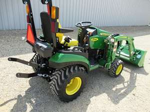 Tractor Subcompacto JD 24HP 4WD Usado y Nuevo con Transmisión Hidrostática, Cargador Frontal, Retroexcavadora y Cortadora de Césped, Modelo 1025R, en Venta - Product Image 3