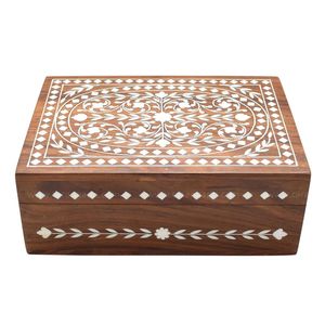 Boîte à bijoux en bois avec des détails élégants faits à la main offrant un espace organisé et sécurisé pour les accessoires - Product Image 5