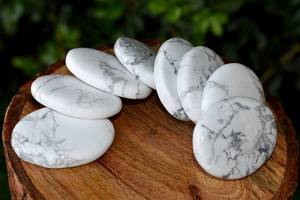 Vente en gros Howlite Worry Stone Naturel Véritable Cristal Blanc Gemme Énergie Soulagement Du Stress Poche Paume Pouce Pierres Forme Ovale - Product Image 5