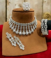 Ensemble Collier, Boucles d'Oreilles, Bracelet et Bague en Laiton et Zircon Style Américain Tendance pour Femmes et Filles - Cadeau Scintillant pour Mariage et Fête