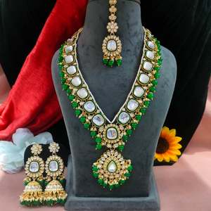 Ensemble de colliers longs Kundan Uncut Royal Look radieux Maang Tikka Kundans motif captivant arrangé offrant un brillant à la mode - Product Image 1