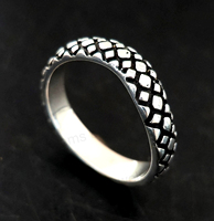 Bague Art Déco audacieuse en argent sterling 925 recyclé, faite à la main, texturée effet écaille de dragon, oxydée, gravée sur mesure, fine