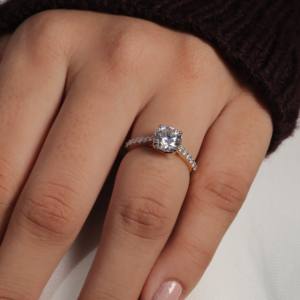 Anillo de Compromiso de Lujo para Mujer, Chapado en Oro Amarillo de 14K, con Zirconia de Corte Brillante Redondo y Doble Punta, Certificado IGI, OMKAR JEWELS - Product Image 4