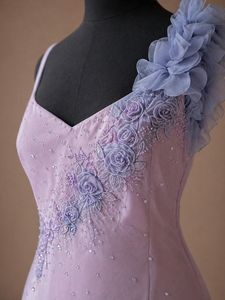 Robe de cocktail en organza avec applique florale haut de gamme, broderie à la main de perles et de paillettes, robe élégante pour femme pour les occasions de fête - Product Image 2