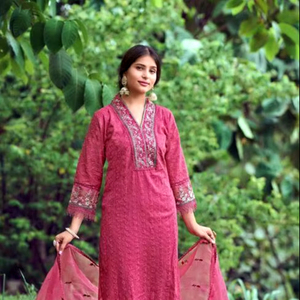 เปิดตัวผ้าคอตตอนดีไซน์ใหม่สำหรับผู้หญิงดีไซน์ใหม่ตัดผ้าชิฟฟัลปากีสถานและเย็บปักถักร้อยพร้อมคอวีและกางเกงและ dupatta - Product Image 1