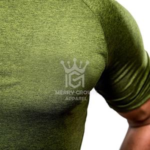 T-shirt de course à pied Slim Fit de haute qualité Compression Sport Design personnalisable Vêtements de fitness à un prix Tissu tricoté - Product Image 3