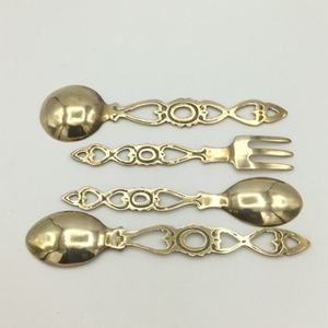 Ensemble de couverts en laiton de style vintage avec finition dorée, parfait pour les repas à la maison et les accessoires de vaisselle élégants - Product Image 5