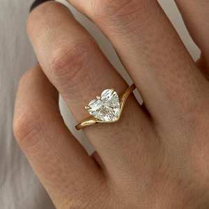 Anillo solitario de corazón de oro amarillo de 14 quilates 2.01CT VS1, anillo de propuesta de banda curva de diamante cultivado en laboratorio con corte de corazón, regalo de boda para amantes - Product Image 1