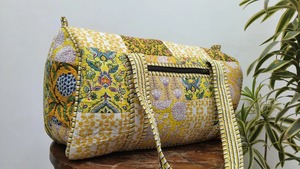 Bolsa de Viaje de Algodón Acolchada con Estampado Artesanal, Cierre de Cremallera, Gran Capacidad, Ecológica, de Lujo para Fin de Semana |   Amarillo Cálido - Product Image 3
