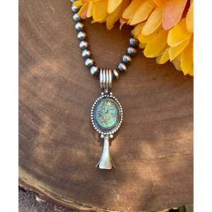 Pendentif artisanal Navajo avec turquoise toile d'araignée et technique de sertissage en argent sterling, design unique Fleur de Montagne - Product Image 1