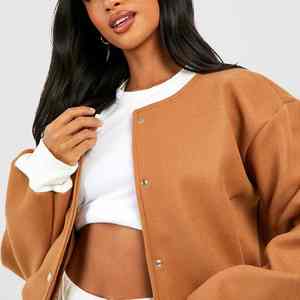 2025 abrigo de bombardero de invierno de alta calidad Letterman Chaqueta corta personalizada béisbol marrón Varsity chaqueta mujeres de Pakistán - Product Image 3