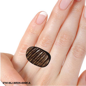 Bague en bois foncé sculptée à la main avec gravure florale en forme de soleil, bijoux organiques faits à la main pour femmes, cadeau pour elle - Product Image 4