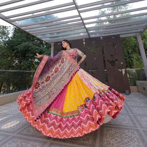 Bordado pesado Lehenga nupcial indio étnico y trabajo de espejo Chaniya Choli Para Boda y Navratri - Product Image 3