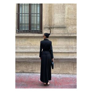 Completo completo Elizabeth giacca Blazer con cintura dorata abbottonata e gonna a pieghe - Product Image 1