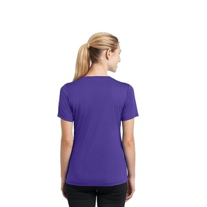 Camiseta transpirable con cuello en V y Logo impreso de nivel privado personalizado para mujer, camiseta de poliéster ajustada de manga corta de Color sólido personalizada - Product Image 2