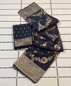 Saree en satin à la réception avec des perles luxueuses et des ornements en pierre. - Product Image 4