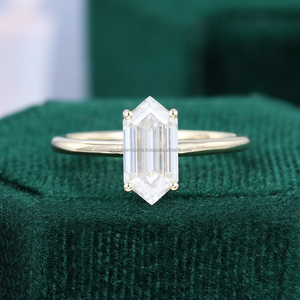 Anillo de compromiso de 6 puntas chapado en oro amarillo de 14 quilates, anillo de compromiso de solitario de diamante de moissanita con corte hexagonal para mujer - Product Image 1