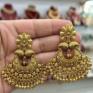 Boucles d'oreilles finition antique plaquées or de qualité supérieure Collection de vêtements de fiançailles de mariage au look traditionnel pour femmes - Product Image 1