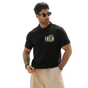 Polo noir pour homme avec imprimé palmiers et lettres, style vacances, été - Product Image 1