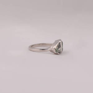 Anillo de Compromiso Fino para Mujer, con Diamante Cultivado en Laboratorio de Color Verde Único, Oro Blanco Sólido de 18 Quilates, con Corte Corazón y Radiante - Product Image 6