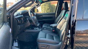 Nouveau Toyota Hilux 2.8 D-4D 4x4 INVINCIBLE MY25,52.990 SUV Hybride 5 places 204 ch Transmission Automatique Conduite à Gauche - Product Image 3