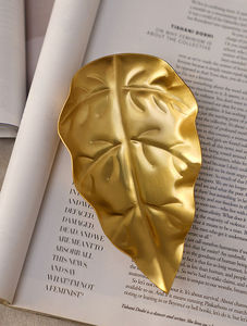 AK Handicrafts Bandeja de servicio de metal dorado de lujo personalizada con forma de hoja de vidrio Diseño personalizado para uso doméstico y comercial - Product Image 5