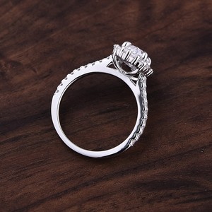 Anillo de Halo con Moissanita de Corte Ovalado de 7x9 mm, Diseño de Doble Halo, Chapado en Oro Blanco, Joyería Elegante para Compromiso - Product Image 4