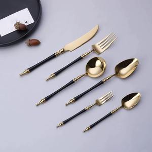 Ensemble de couverts de style royal avec manche vert et têtes dorées fines pour une salle à manger élégante à la maison, les hôtels, les restaurants et les occasions spéciales - Product Image 2
