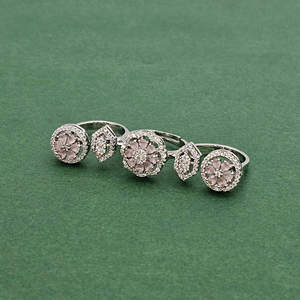 Designer Belle bague classique CZ avec bagues de mode plaquées rhodium - Product Image 4