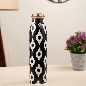 Elegante botella de agua de cobre de diseño moderno Acabado mate Grabado Elegante Drinkware Combinando beneficios de bienestar - Product Image 6