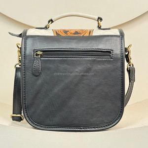 Sac à main bandoulière en cuir artisanal tendance en édition limitée, style western, boucle ornée, pour femmes, poignée matelassée, rabat - Product Image 5