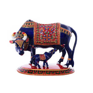 Estatua de Vaca y Ternero Hecha a Mano con Arte Tradicional Meenakari, Metal Azul y Rojo de 25 cm, Artesanía para Espacio de Oficina, Ocasión Diwali - Product Image 5
