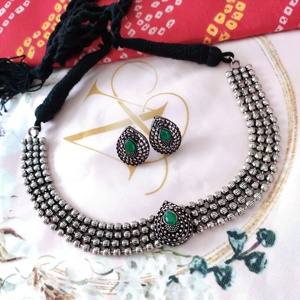 Hermoso conjunto de collar de Gargantilla oxidada con detalles intrincados y piedras coloridas, joyería étnica tradicional para festivales - Product Image 2