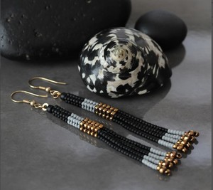 Boucles d'oreilles à pampilles perlées de qualité supérieure, perles Toho, noir, gris - Product Image 1