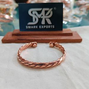 กำไลทองแดงบริสุทธิ์แบบดั้งเดิมน้ำหนักเบากำไลข้อมือแบบบิดออกแบบให้เป็นกำไลข้อมือ Kada สร้อยข้อมือกำไลข้อมือแฮนด์เมดรักษาเครื่องประดับสำหรับ - Product Image 1