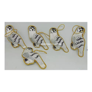 Hermoso diseño de forma de búho hecho a mano bordado Zari dorado con trabajo de cuentas adorno colgante de Navidad para el artículo decorativo del hogar - Product Image 1