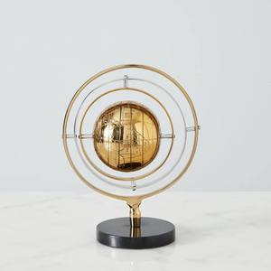 Globe en métal avec anneaux rotatifs Globe de table décoratif moderne Sculpture Globe en or sur base noire pour la décoration de bureau à domicile - Product Image 2