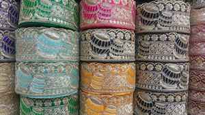 Cordones de trabajo de hilo bordado hechos a medida con opciones multicolores en bordado de lentejuelas en 3,5 pulgadas de ancho - Product Image 2